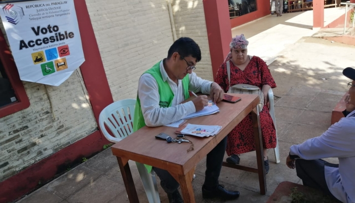 Registro Electoral de Cnel. Oviedo realiza visitas a posibles beneficiarios del Voto en Casa 